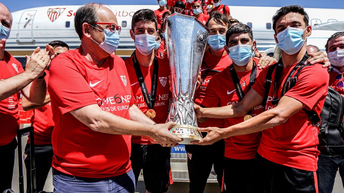 El presidente del Sevilla FC, José Castro, junto a Jesús Navas con la sexta Europa League del club hispalense. (REUTERS)