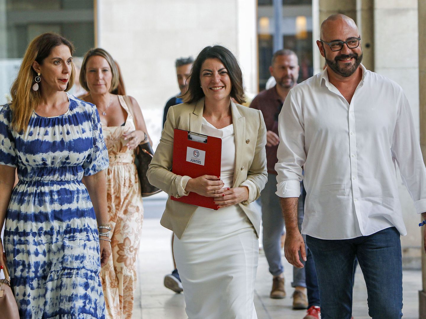 Macarena Olona, con compañeros de Caminando Juntos, en Alicante. (EFE)