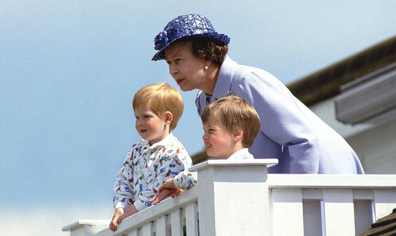 La reina Isabel II, con Guillermo y Harry. (Getty)