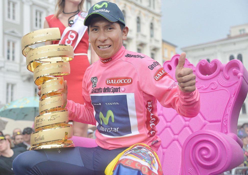 Foto: Nairo Quintana con el título que le acredita como ganador del Giro (Efe).
