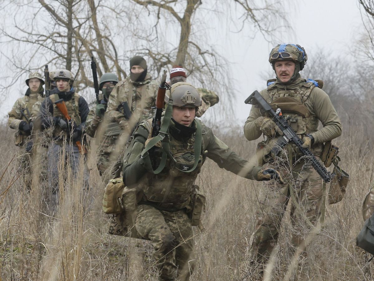 Foto: Entrenamiento militar de civiles en Kiev. (EFE/Sergey Dolzhenko)