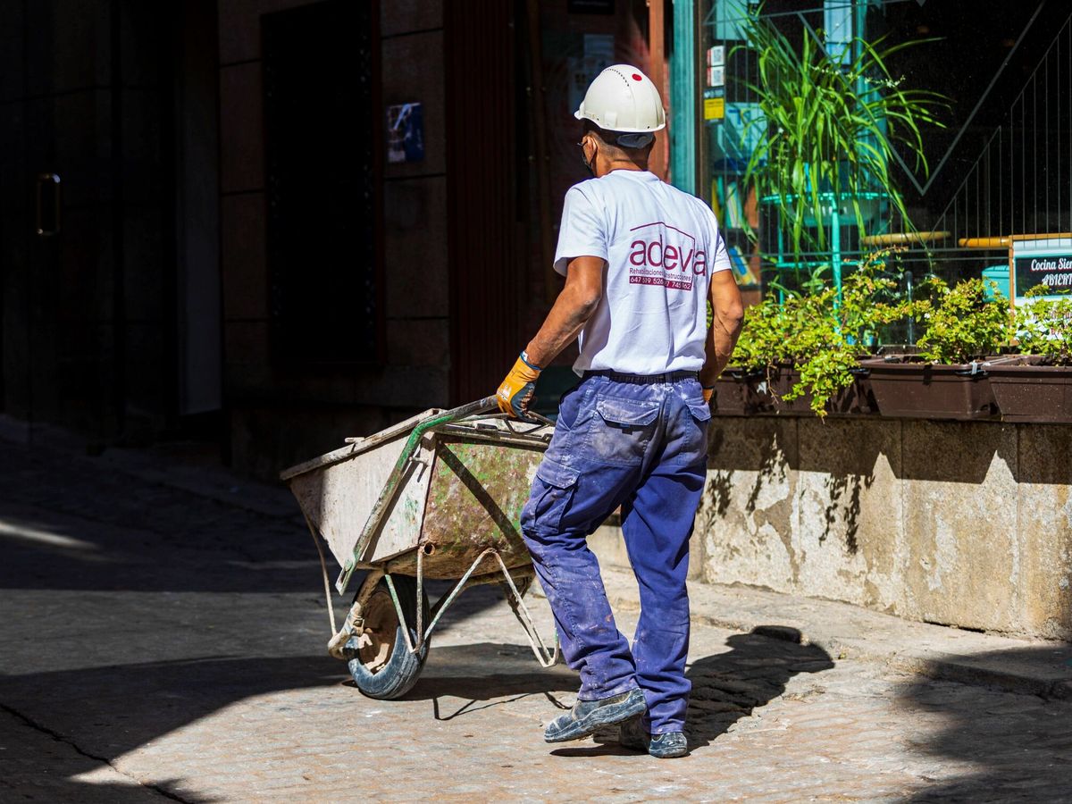Foto: Estas son las profesiones que reducirán horas de su jornada laboral este verano por las olas de calor. (EFE / Ángeles Visdómine)
