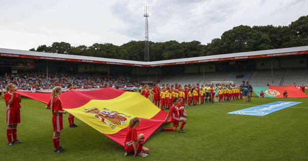 Foto: Las jugadoras de la Selección española, antes del partido contra Portugal el pasado 19 de julio. (EFE)