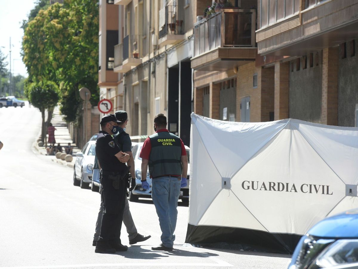 Foto: Agentes de la Guardia Civil junto a la vivienda de Barbastro. (EFE)