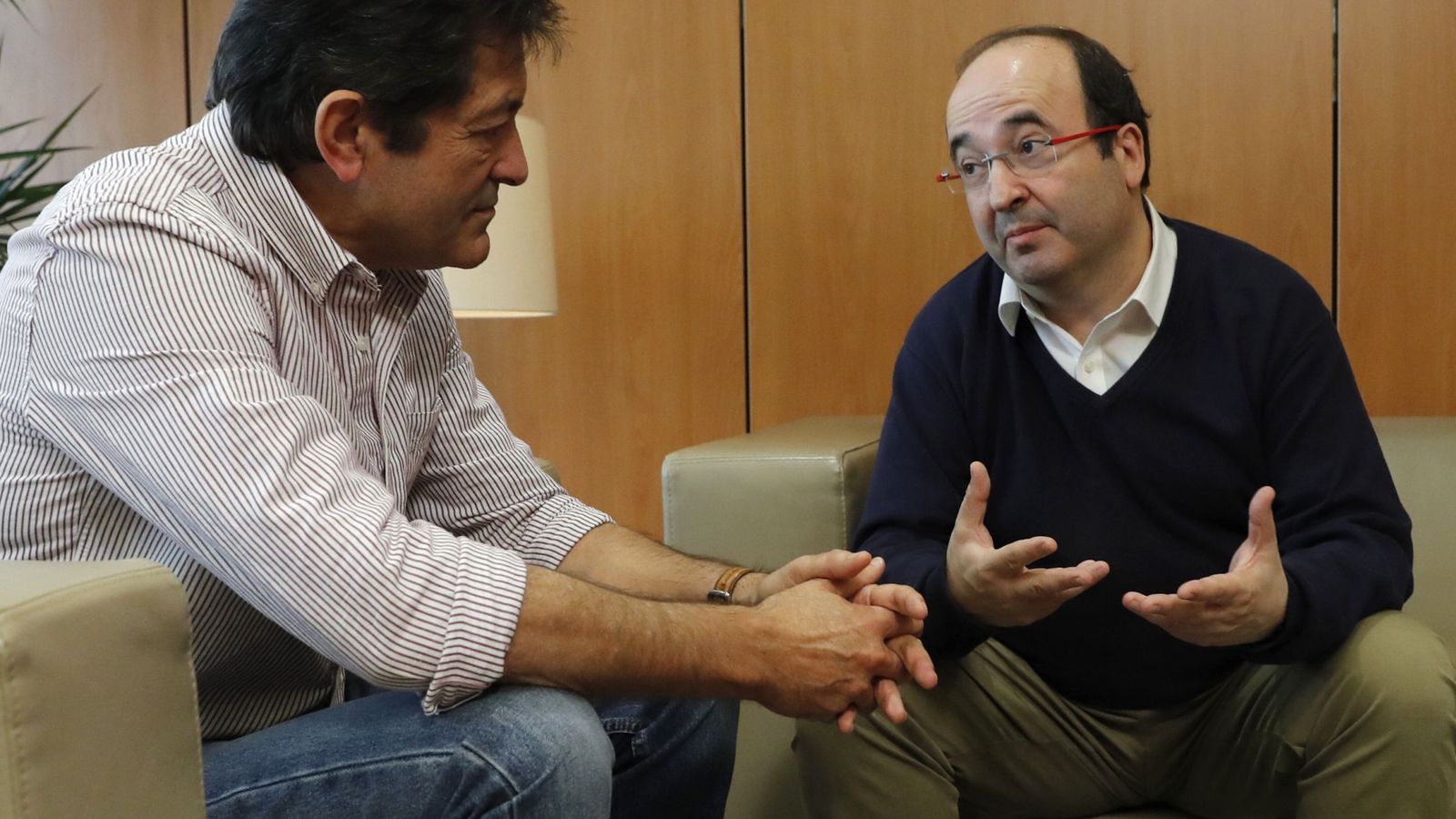Foto: Javier Fernández y Miquel Iceta, en su reunión en Ferraz del pasado 14 de noviembre. (EFE)