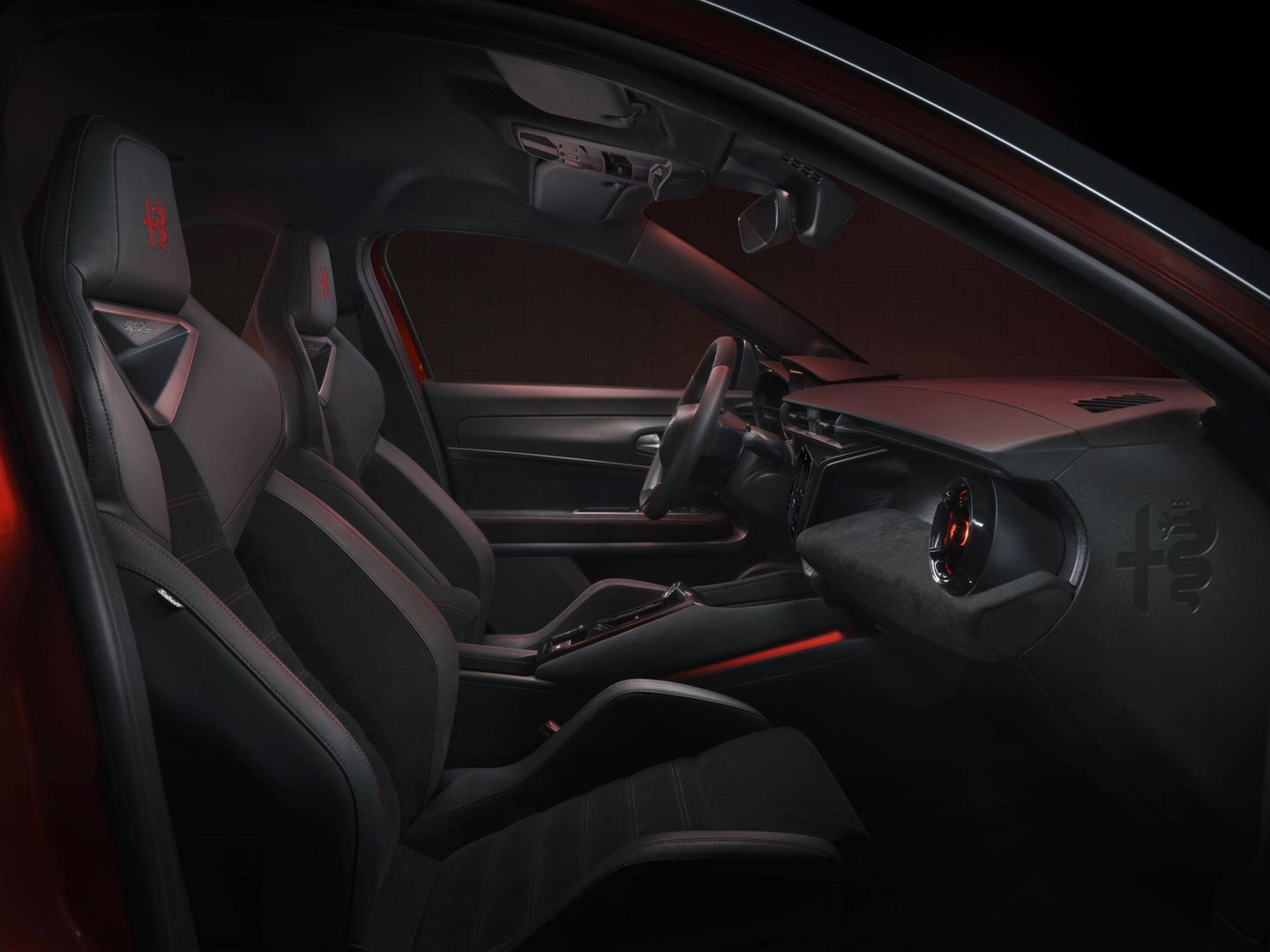 El interior de la versión Elettrica Veloce nos recibe con asientos deportivos Sabelt.