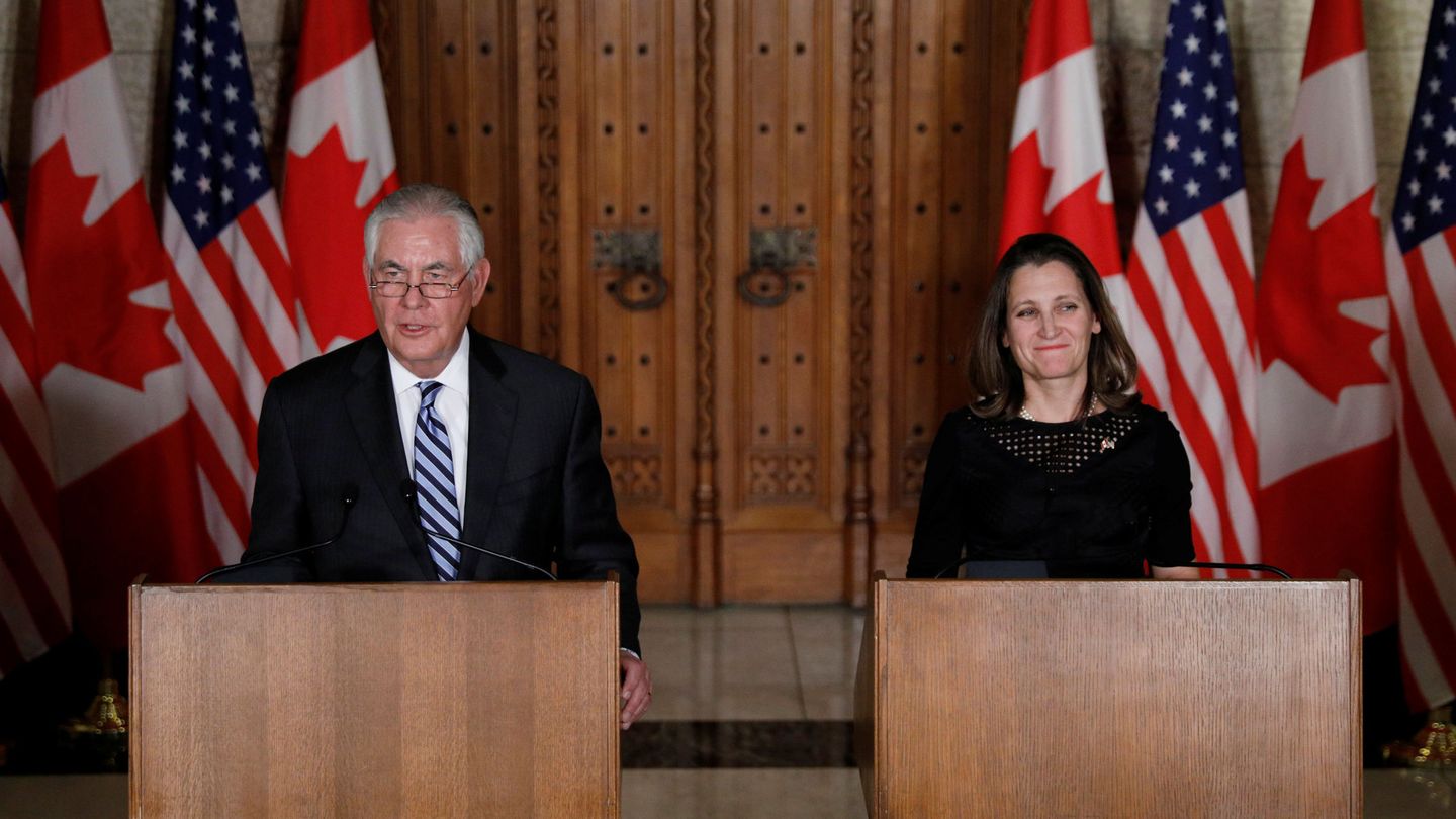 La ministra de Exteriores de Canadá Chrystia Freeland y el Secretario de Estado de EEUU Rex Tillerson durante una rueda de prensa conjunta en Ottawa, el 19 de diciembre de 2017. (Reuters)