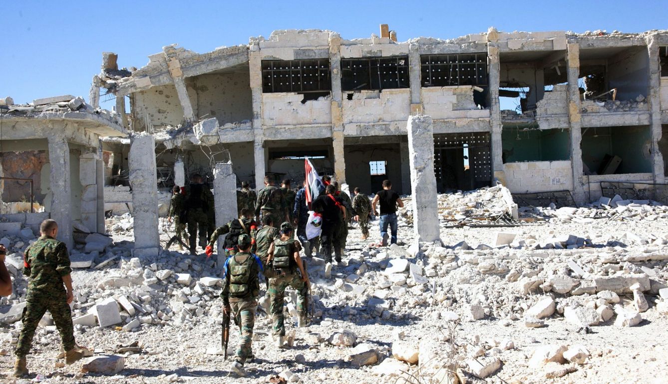 Soldados sirios en el campamento Handarat, en el norte de Alepo. (Reuters)