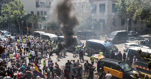 Foto: Incidente durante la "marcha lenta" de taxistas en Barcelona contra las VTC. (Reuters)