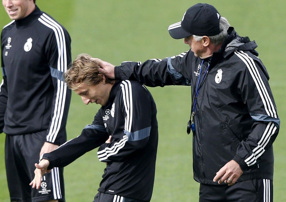 Foto: Carlo Ancelotti bromea con Luka Modric durante un entrenamiento con el Real Madrid.