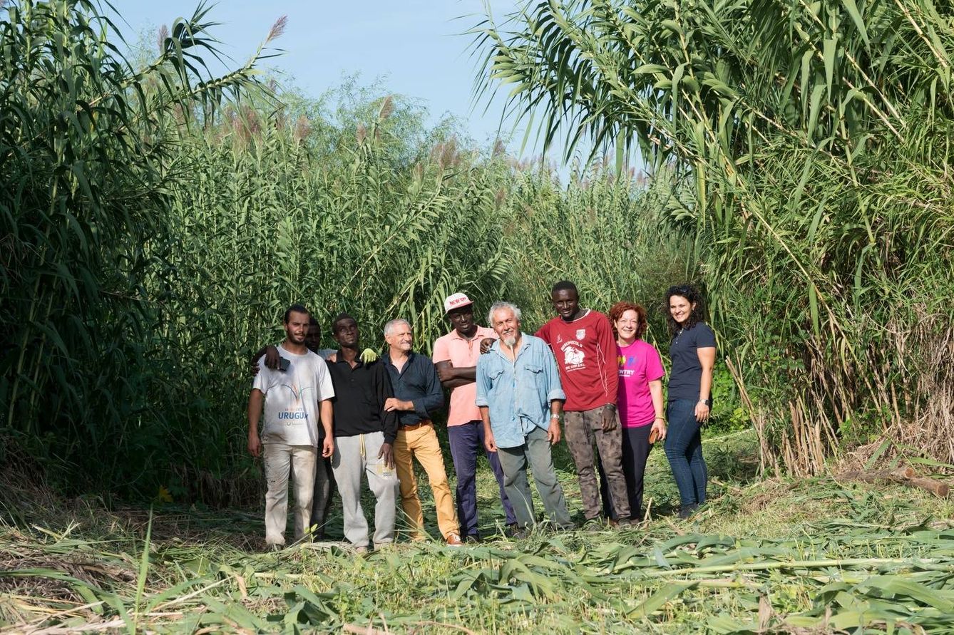 Grupo de jornaleros, agricultores y activistas que buscan integrar a los migrantes de manera legal en el campo calabrés (Olmo Amato, Fondazione con il Sud)