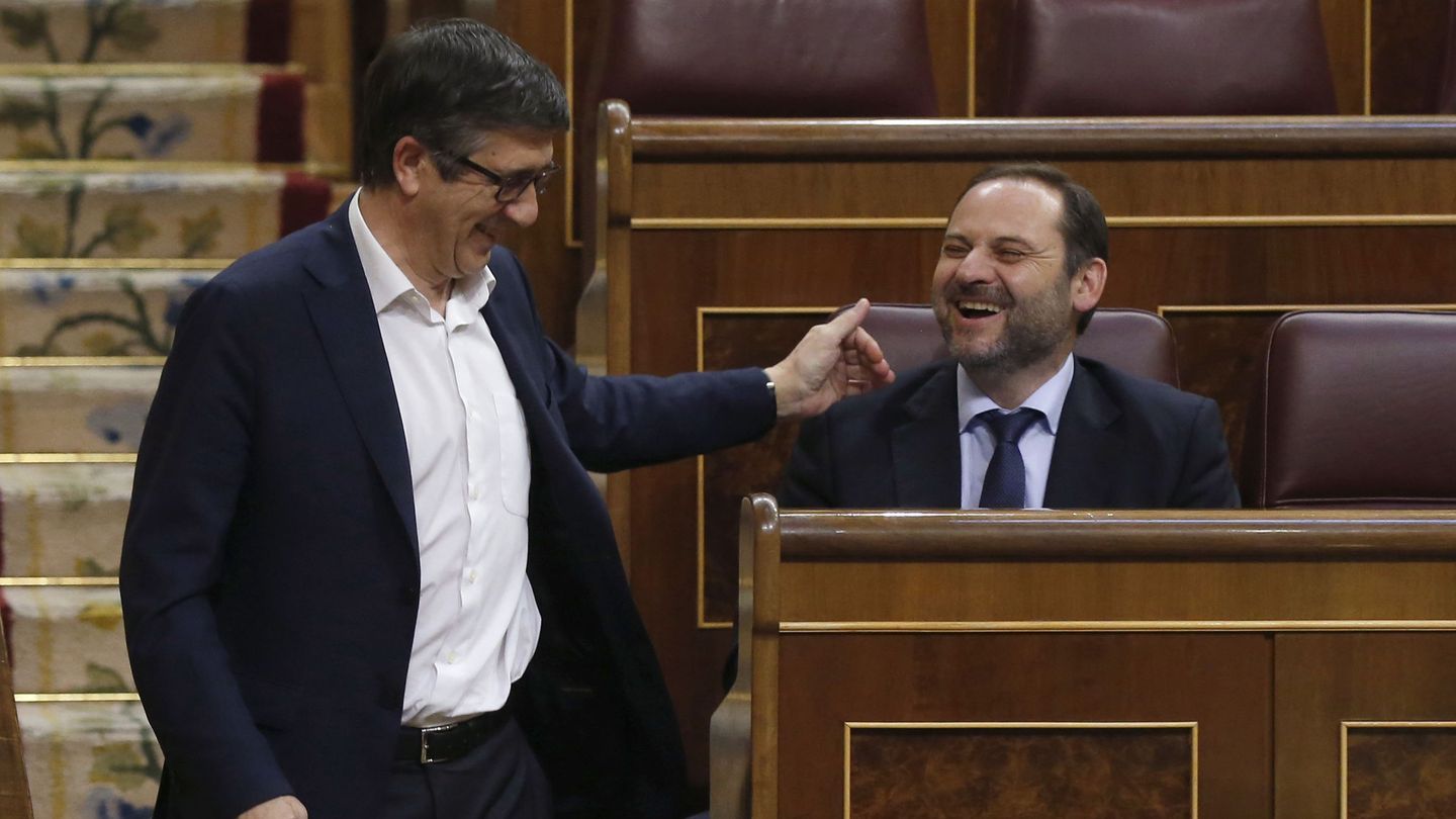 Patxi López saluda al todavía portavoz provisional del PSOE en el Congreso, José Luis Ábalos, el pasado 29 de mayo en el pleno. (EFE)