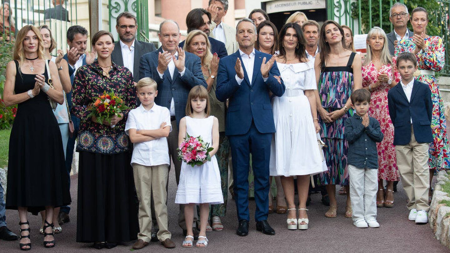Carlota Casiraghi, con su marido y sus hijos junto a Charlène y Alberto de Mónaco. (Getty)