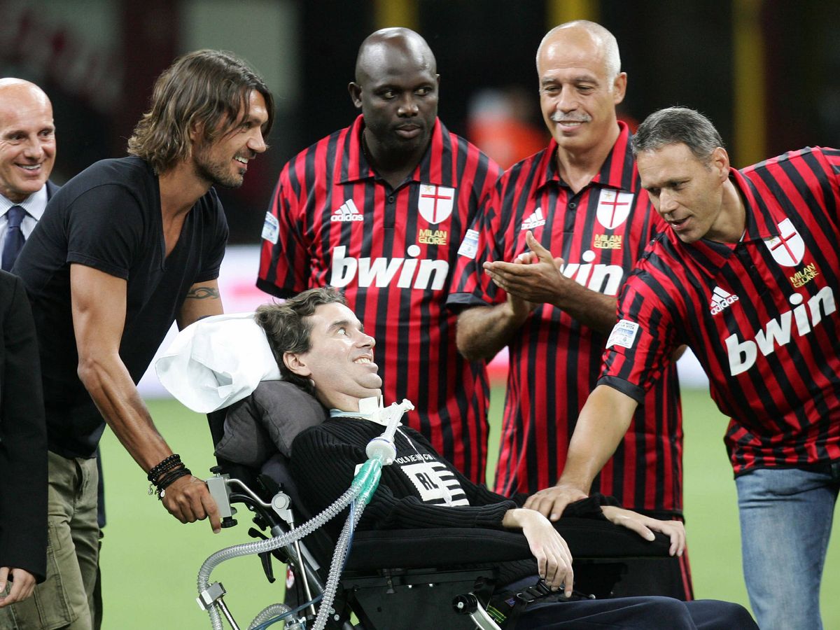 Foto: Paolo Maldini empuja la silla de ruedas del exfutbolista Stefano Borgonovo, víctima de la ELA en el Calcio. (EFE)