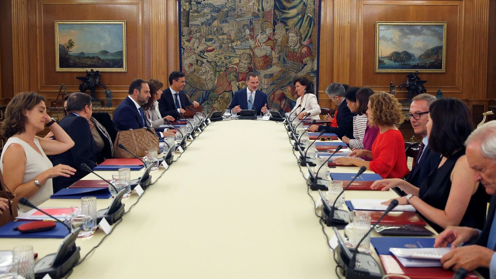 Foto: Felipe VI preside la reunión del Consejo de Seguridad en el Palacio de la Zarzuela, con Pedro Sánchez y Carmen Calvo a su lado, este 16 de julio. (EFE)