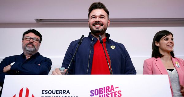 Foto: Gabriel Rufián, junto a la vicesecretaria de ERC, Marta Vilalta, y el número cuatro en la lista al Congreso por Sobiranistes, Joan Josep Nuet. (Reuters)