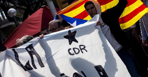 Foto: Protesta convocada por los CDR por la presencia del rey Felipe VI en Barcelona | EFE