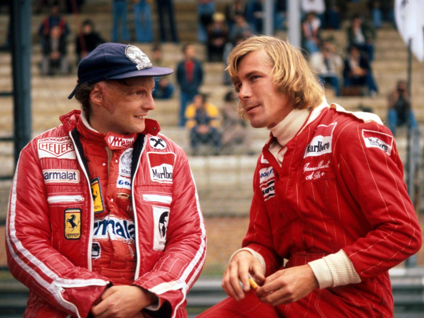 Lauda, junto a su gran rival en los setenta, el piloto inglés James Hunt. (Cordon Press)