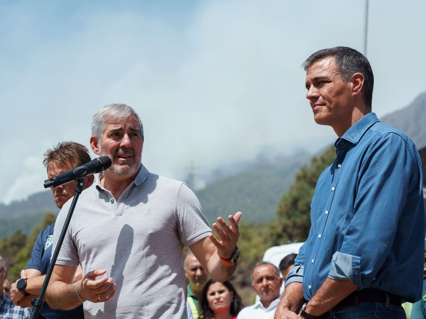 El presidente de Canarias, Fernando Clavijo (CC) junto al jefe del Gobierno central, Pedro Sánchez. (EFE/Ramón de La Rocha)