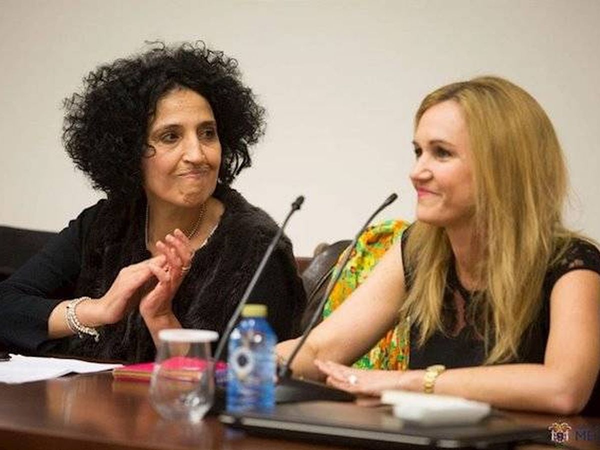 Foto: La feminista Zoubida Boughaba y de la consejera de Educación y Cultura, Elena Fernández Treviño, el lunes en Melilla. (Europa Press)