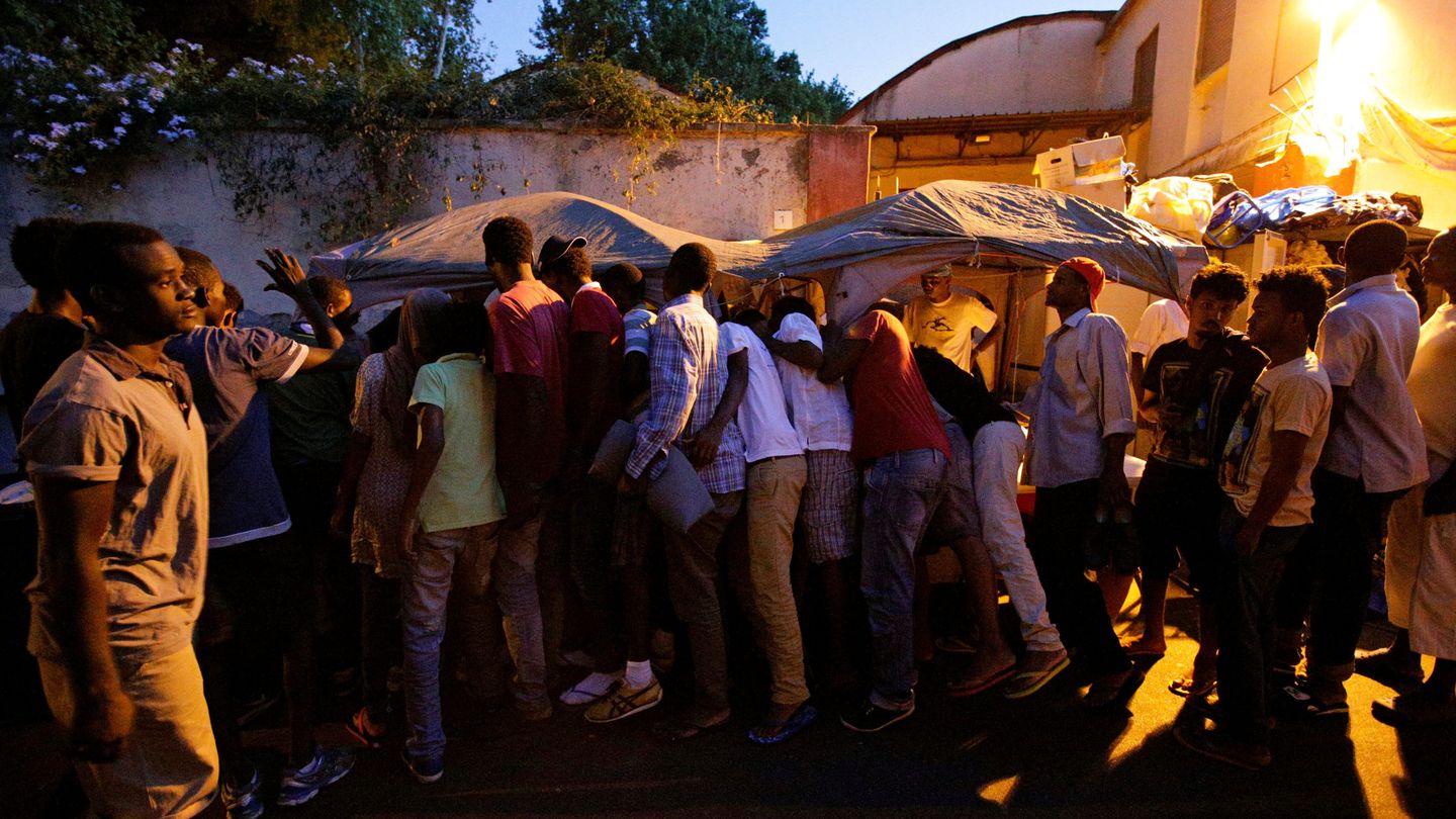 Inmigrantes hacen cola para recibir alimentos en un campamento improvisado en Via Cupa, Roma, en agosto de 2016. (Reuters)