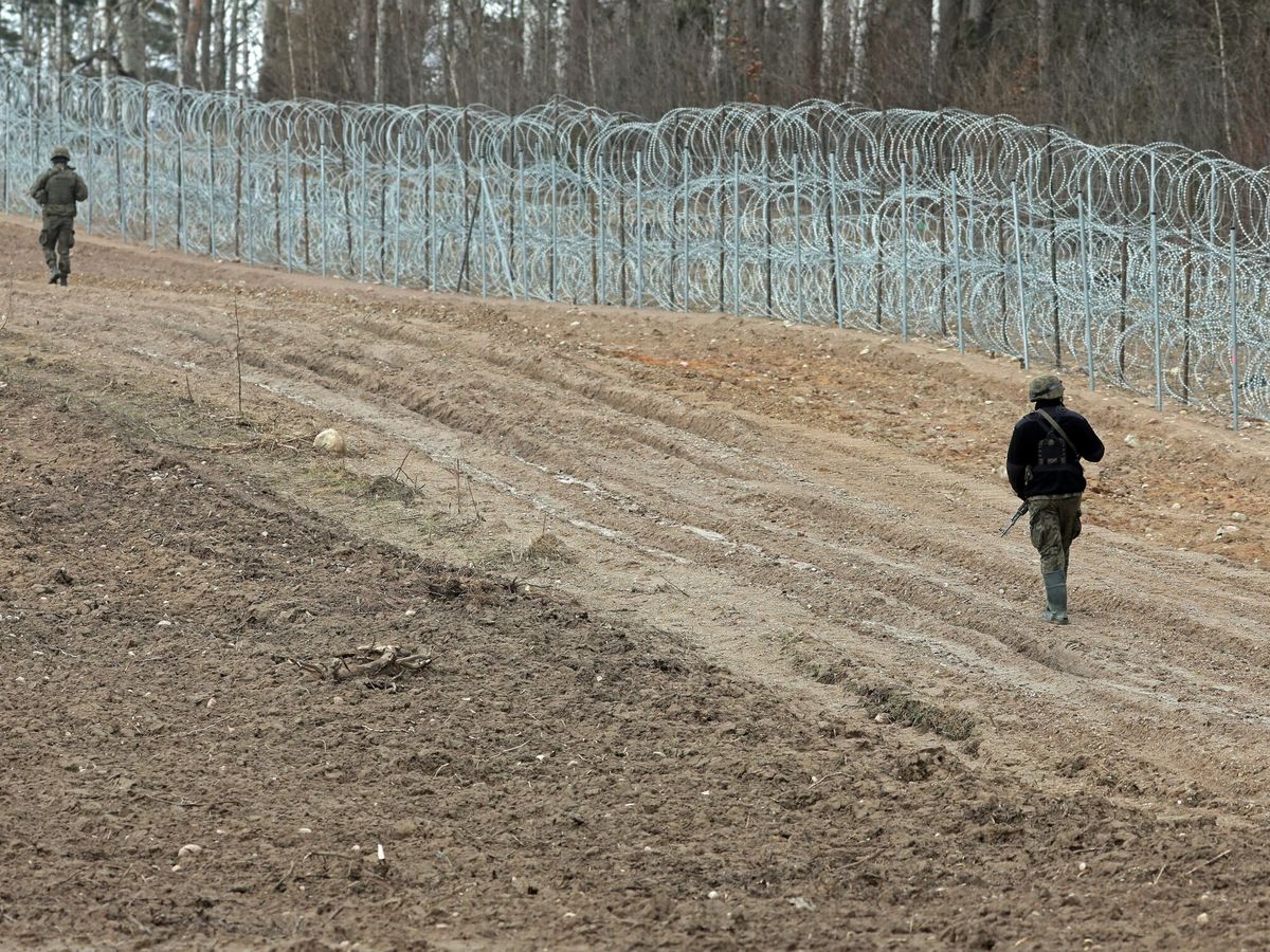 Foto: Un fragmento de la frontera polaca-bielorrusa cerca de la localidad de Rogacze, en el noreste de Polonia. (EFE/ Artur Reszko)