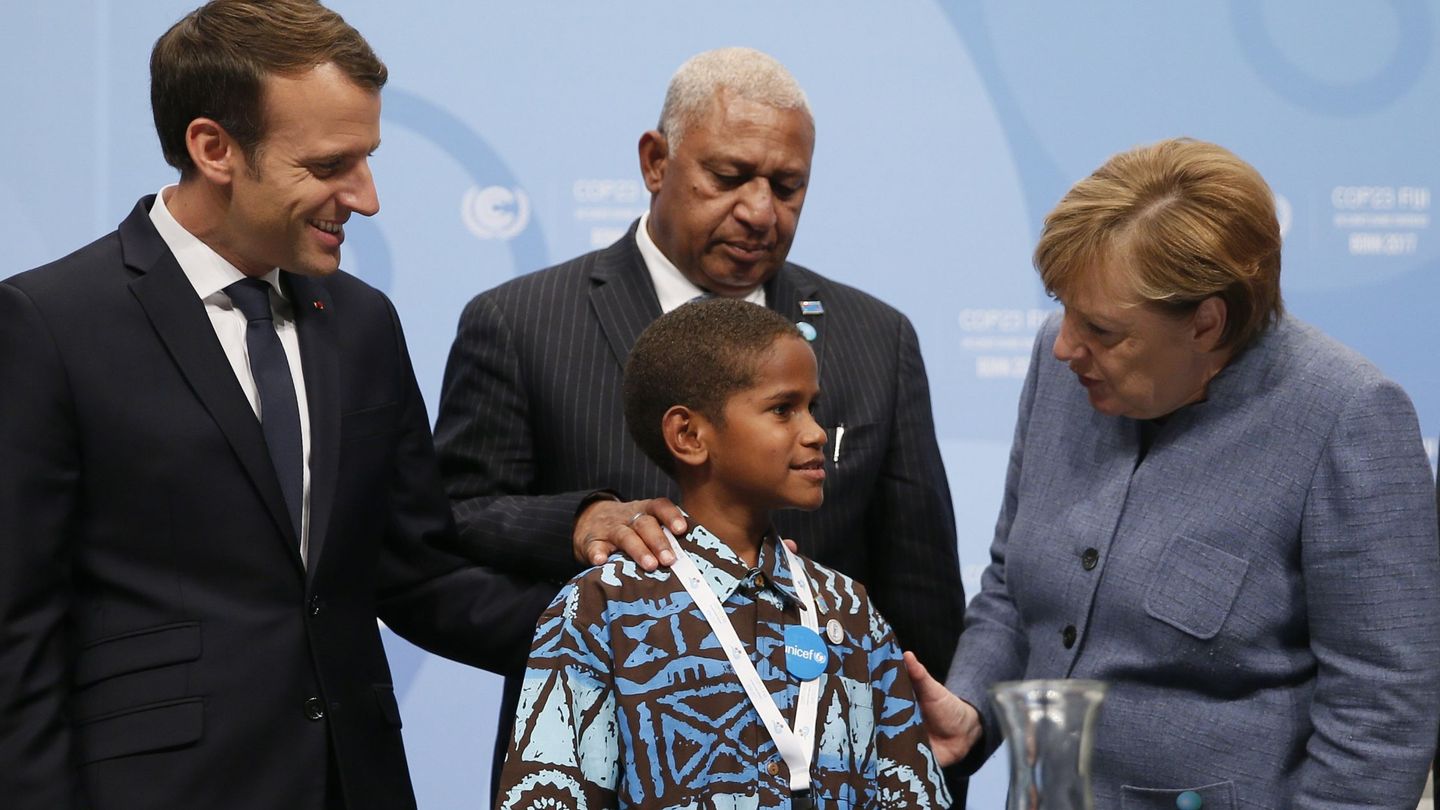 El presidente de Francia, Emmanuel Macron, el primer ministro de Fiji, Frank Bainimarama y la canciller alemana Angela Merkel asisten a la Cumbre del Clima celebrada en Bonn (EFE)