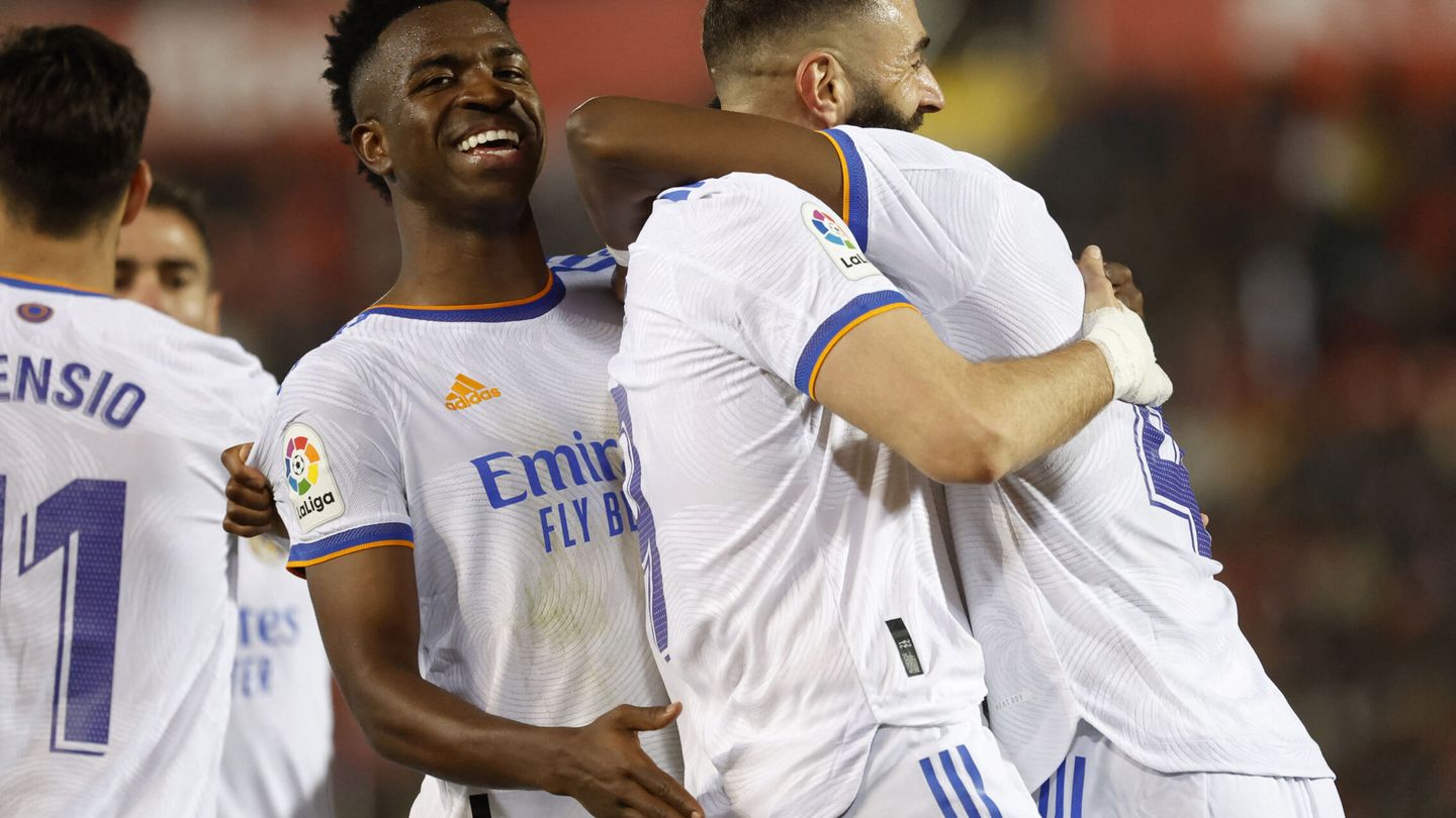 Vinicius celebra un gol de Benzema en Mallorca