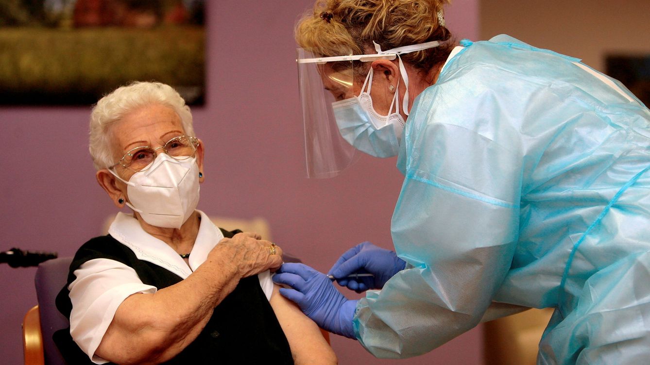 Foto: Araceli, residente en el centro 'Los Olmos', en el momento de su vacunación. (Reuters)