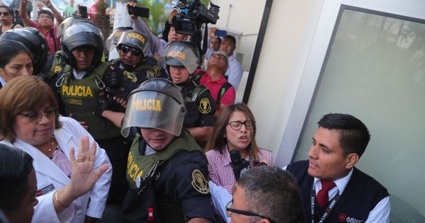Foto: La ministra de Salud de Perú, Zulema Tomás (i), ingresa al hospital Casimiro Ulloa, donde fue trasladado por la policía el expresidente peruano Alan García. (EFE)