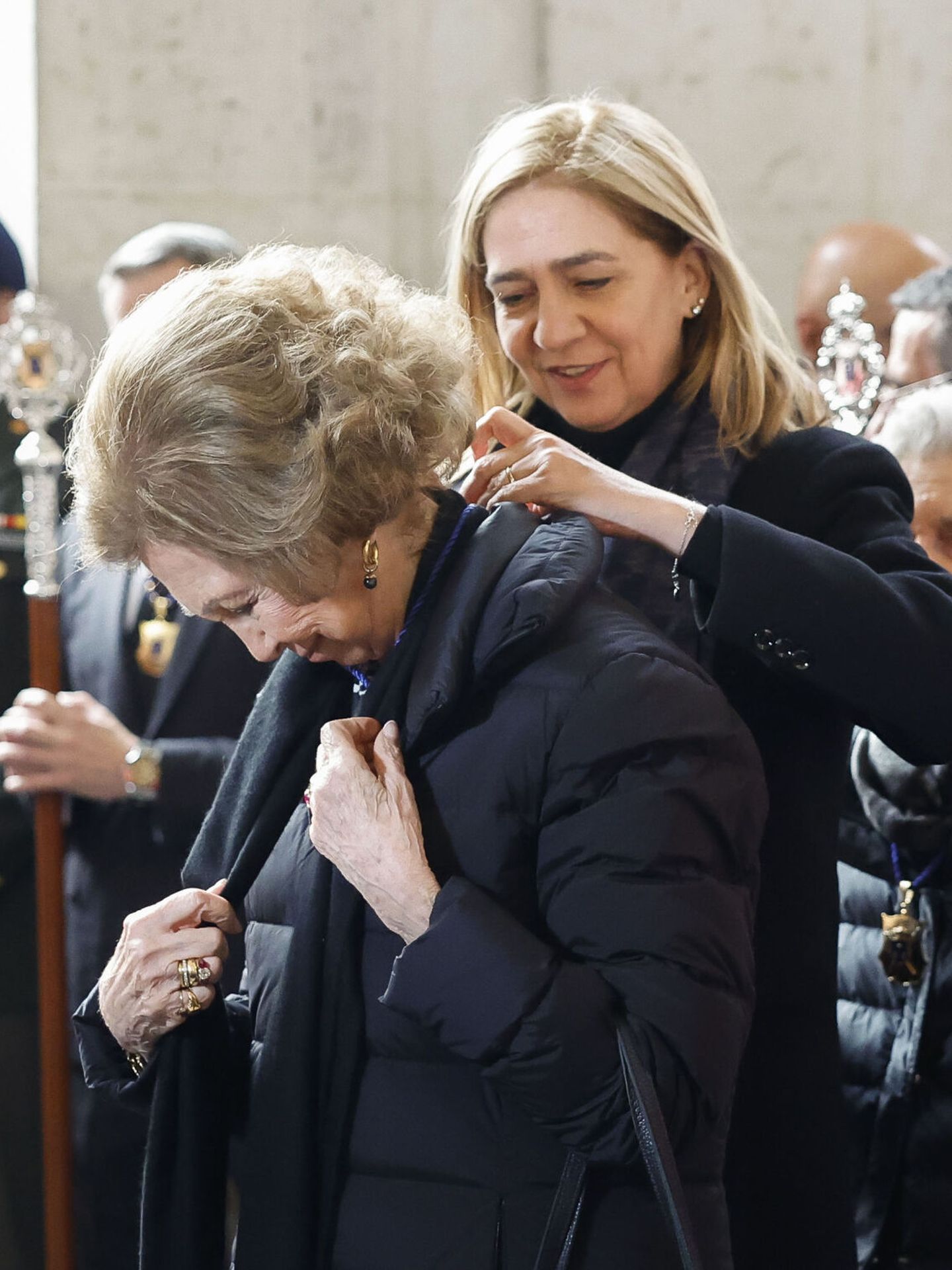 La infanta Cristina coloca la medalla de la cofradía de los Alabarderos a la reina Sofía. (EFE/Mariscal)