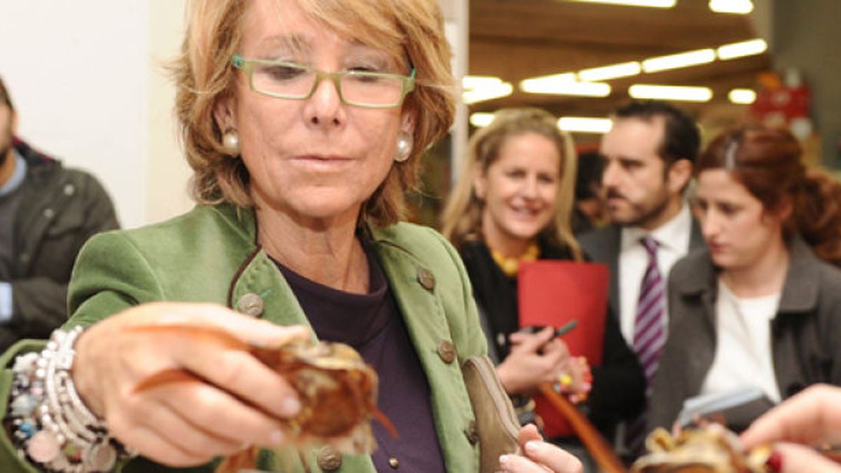 Esperanza Aguirre y su pulsera talismán de cincuenta euros