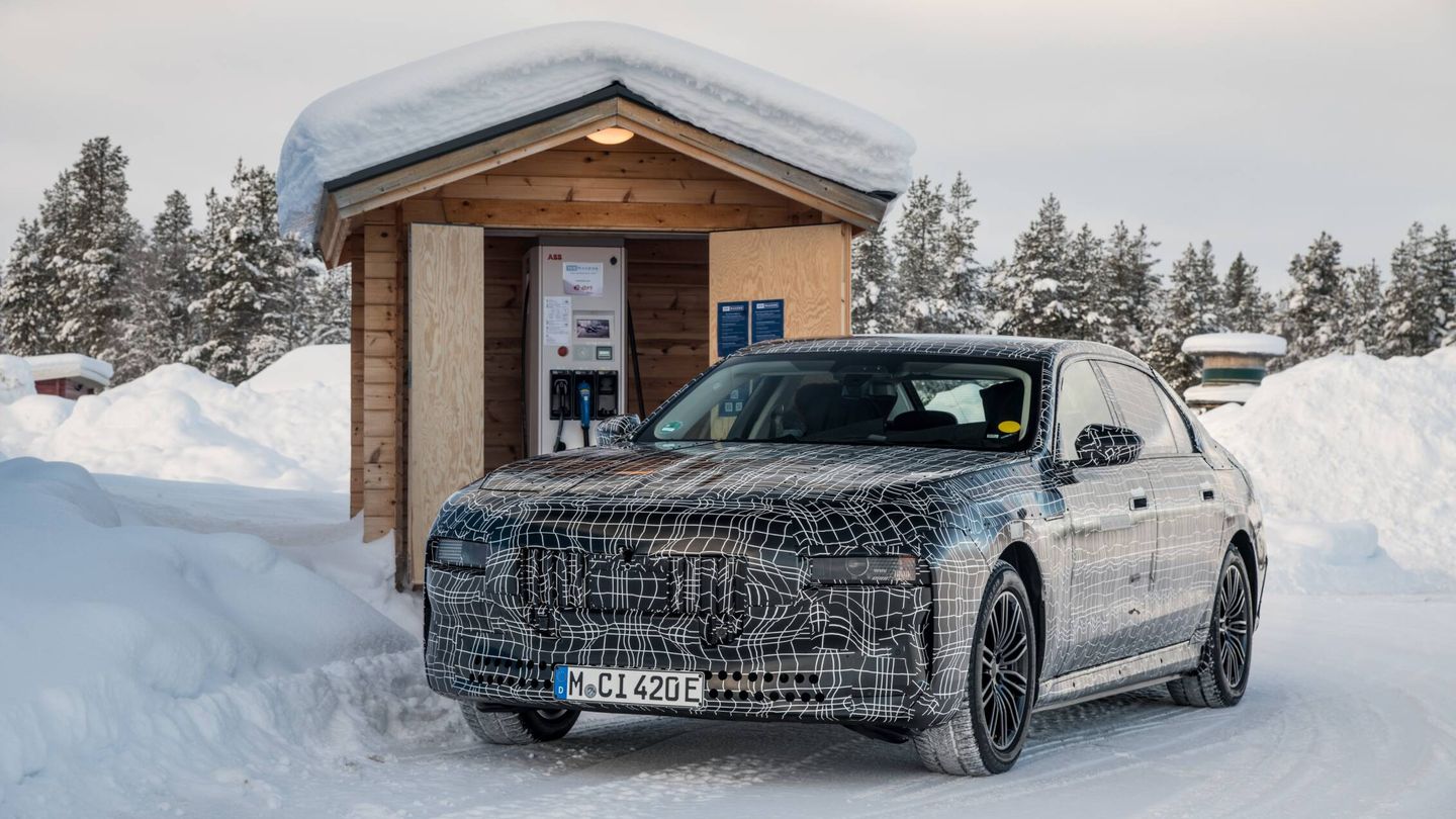 En los test invernales previos al lanzamiento de nuevos eléctricos, se comprueba la influencia del frío extremo en la recarga. (BMW)