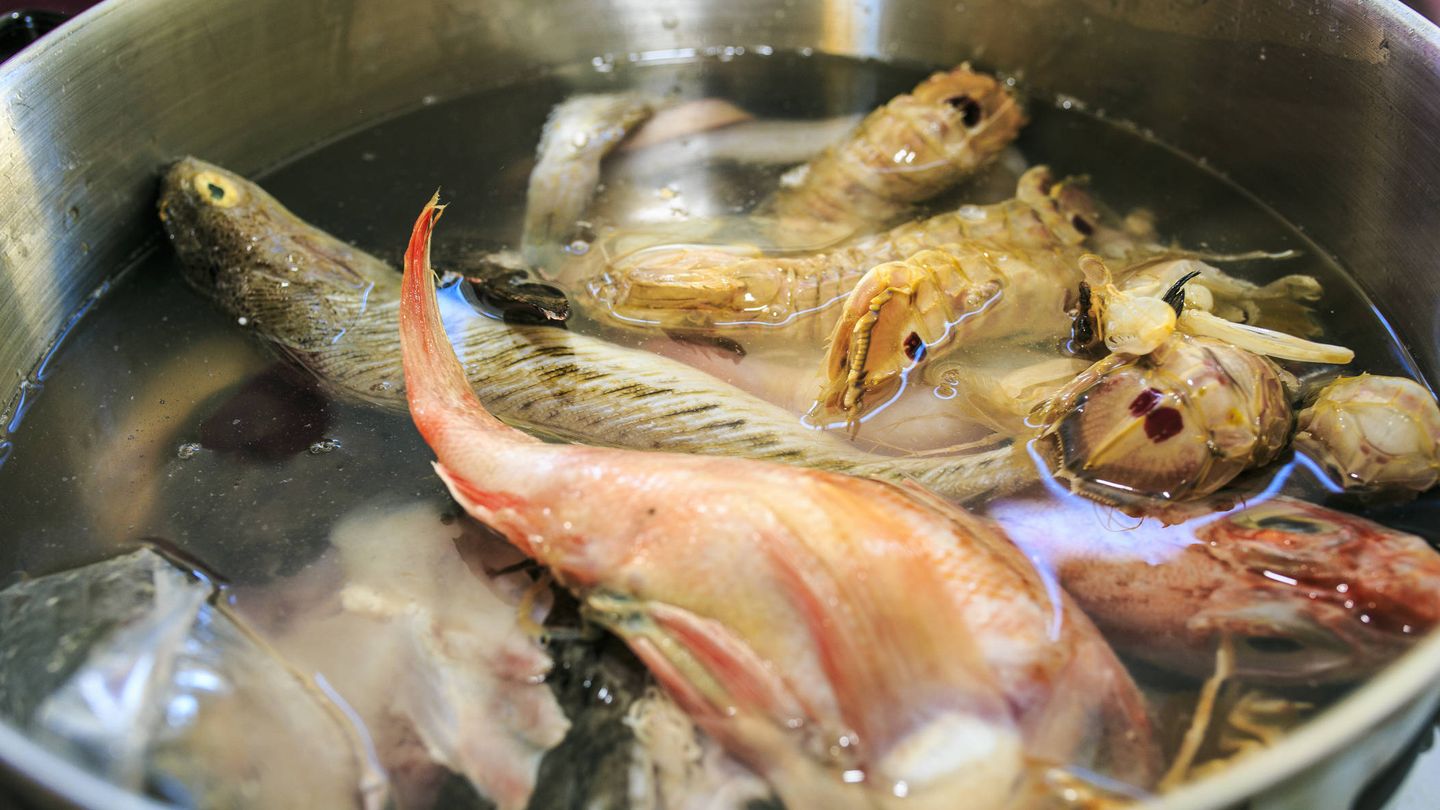 Fumet de pescado para paella. (iStock)