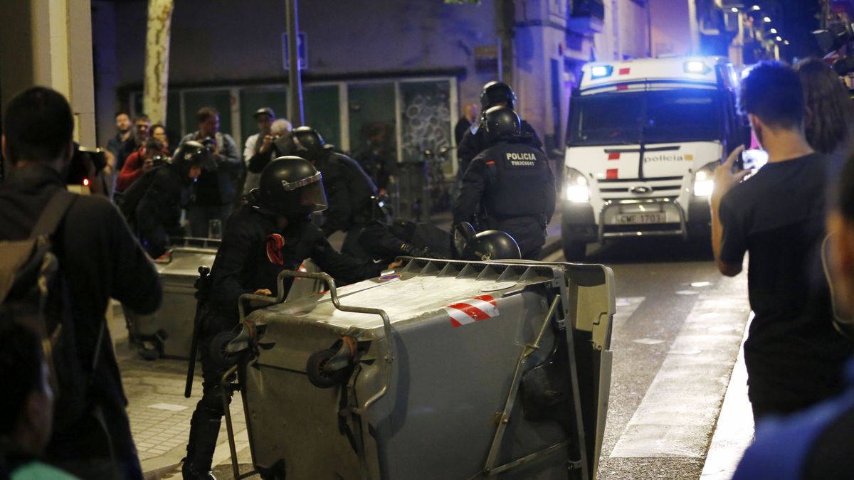 Segunda noche de disturbios en Barcelona tras el desalojo del 'banco expropiado'