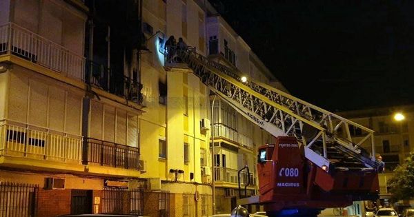 Foto: Incendio en un bloque del barrio de La Macarena, ya desalojado. (112 Emergencias Sevilla)