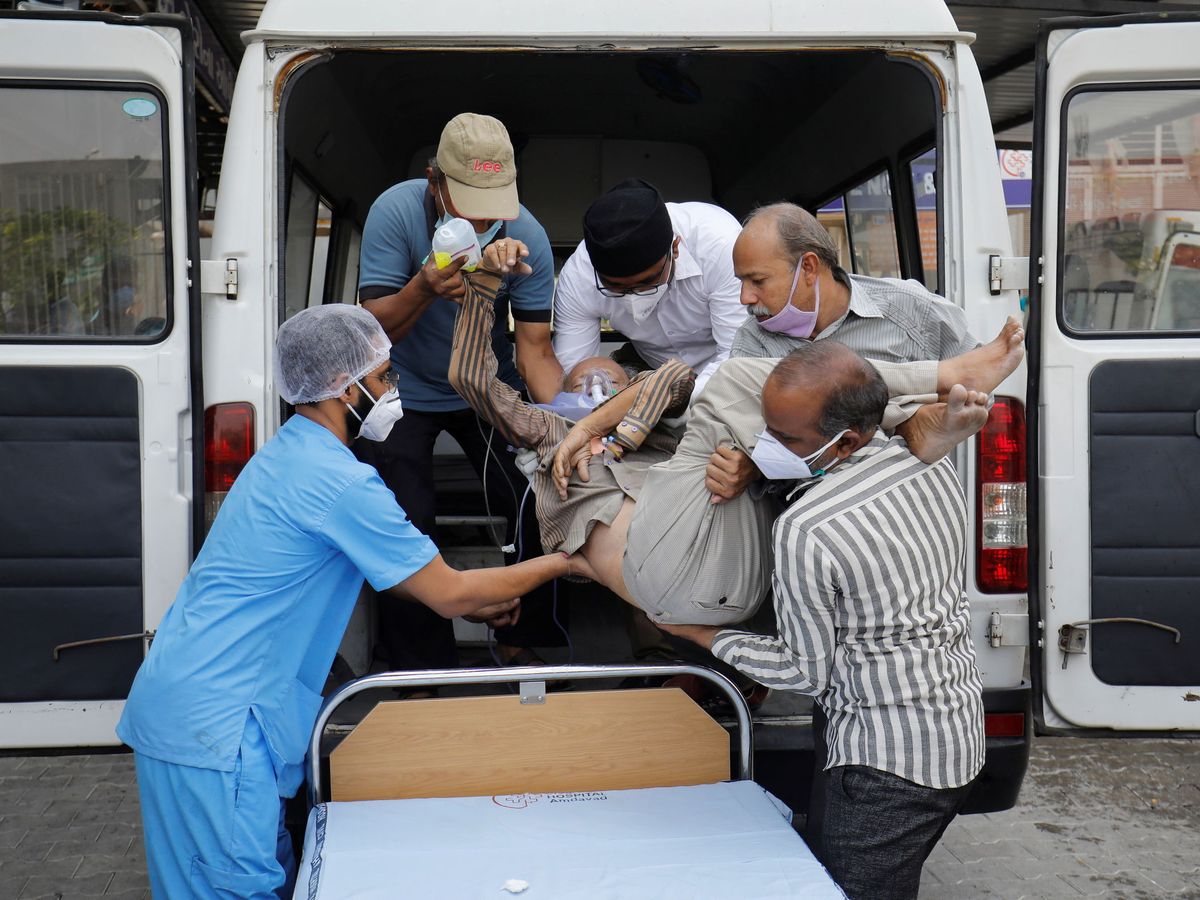 Foto: Un paciente es trasladado en India. (Reuters)