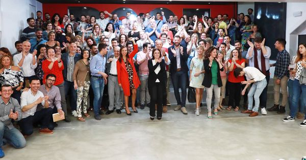 Foto: Adriana Lastra y dirigentes de la ejecutiva y del grupo celebran con los trabajadores de Ferraz el fallo del TS sobre Franco, este martes. (Inma Mesa | PSOE)