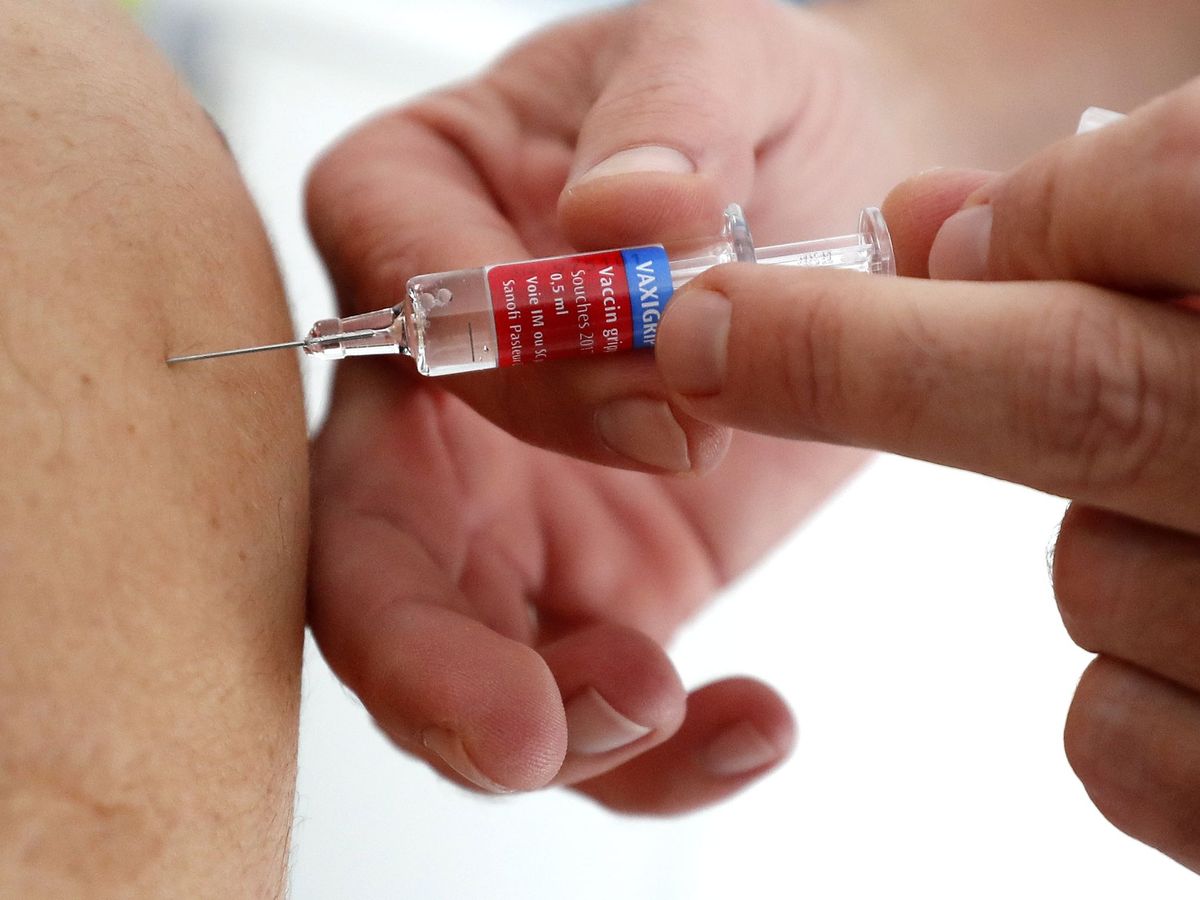 Foto: Una persona recibe una vacuna contra la gripe en Niza. (Efe)