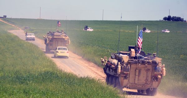 Foto: Un convoy del Ejército de Estados Unidos en la frontera entre Siria y Turquía. (EFE)