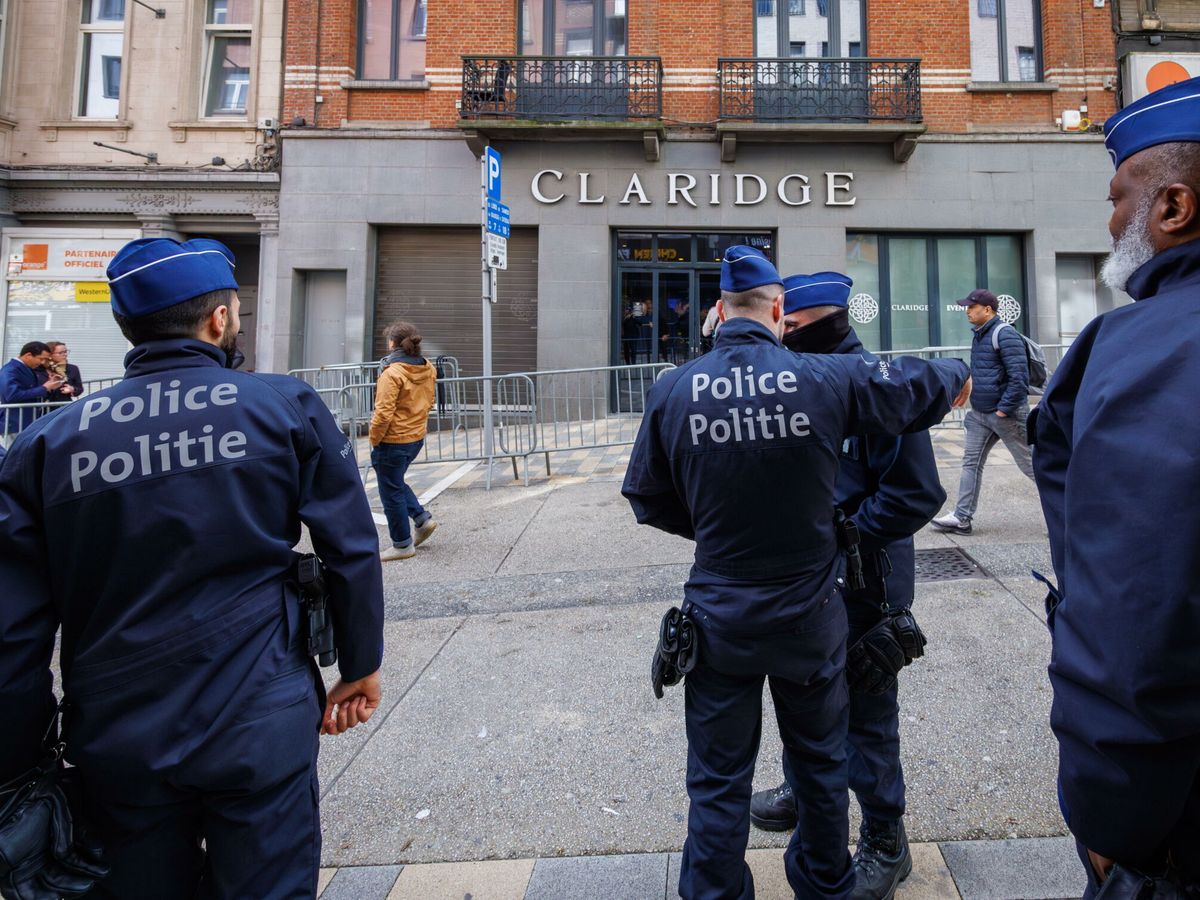 Foto: Policías aseguran la entrada del Claridge. (EFE / Olivier Matthys)