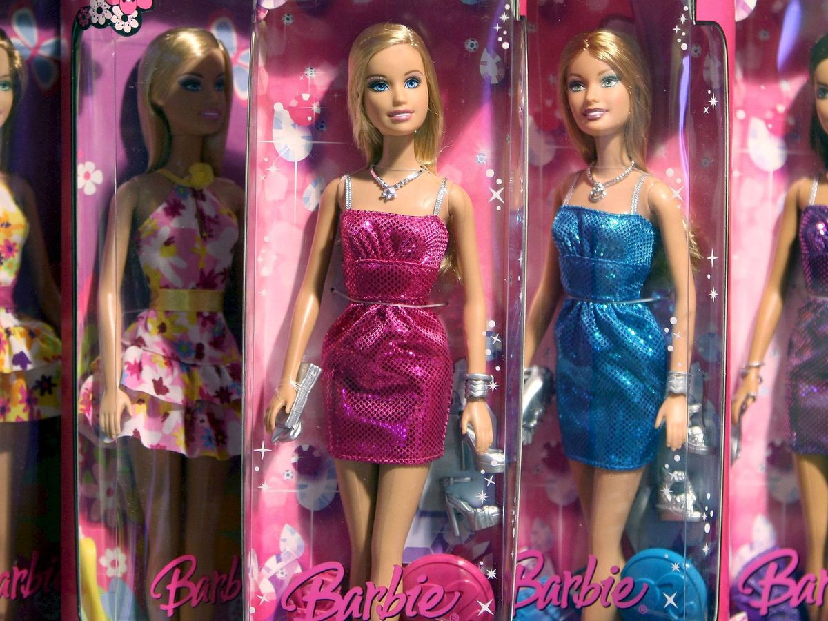 Foto: Con motivo del 50 aniversario del nacimiento de Barbie, se reeditaron los modelos más destacados. (EFE/Andreu Dalmau)