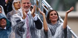 Post de La emoción del rey Felipe y la reina Letizia en una noche histórica: selfies, chubasqueros y una gran complicidad en la inauguración de los JJOO de París