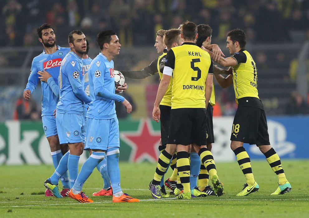 Foto: Jugadores del Nápoles y el Borussia en el partido que disputaron (Imago).