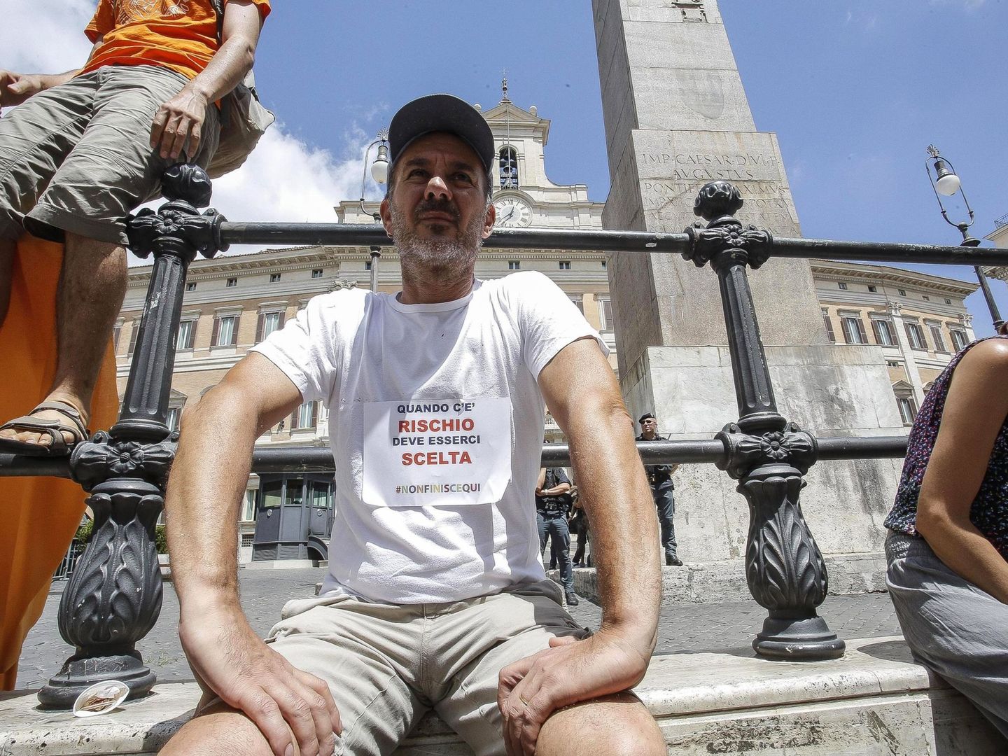 Un manifestante antivacunas con una camiseta que dice 'Cuando hay un riesgo, debe haber una decisión'  (EFE/Giuseppe Lami)