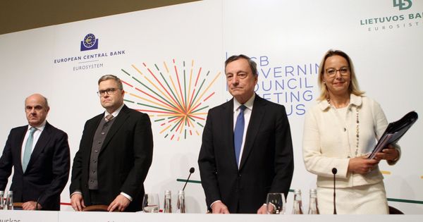 Foto: El presidente del BCE, Mario Draghi (2d), el vicepresidente, Luis de Guindos (izda.), el gobernador del Banco Central de Lituania, Vitas Vasiliauskas, y la directora general de Comunicación del BCE, Christine Graeff. (EFE)