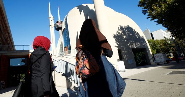 Foto: Dos mujeres caminan frente a la Mezquita Central de Colonia, en septiembre de 2018. (Reuters)
