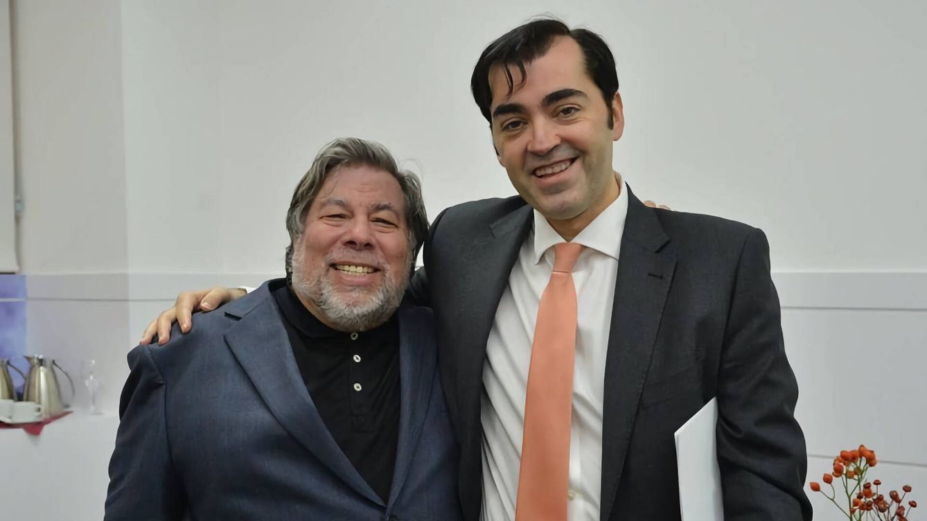 Foto: Carlos Jiménez (derecha), junto al cofundador de Apple, Steve Wozniak, en 2018. (Cedida)