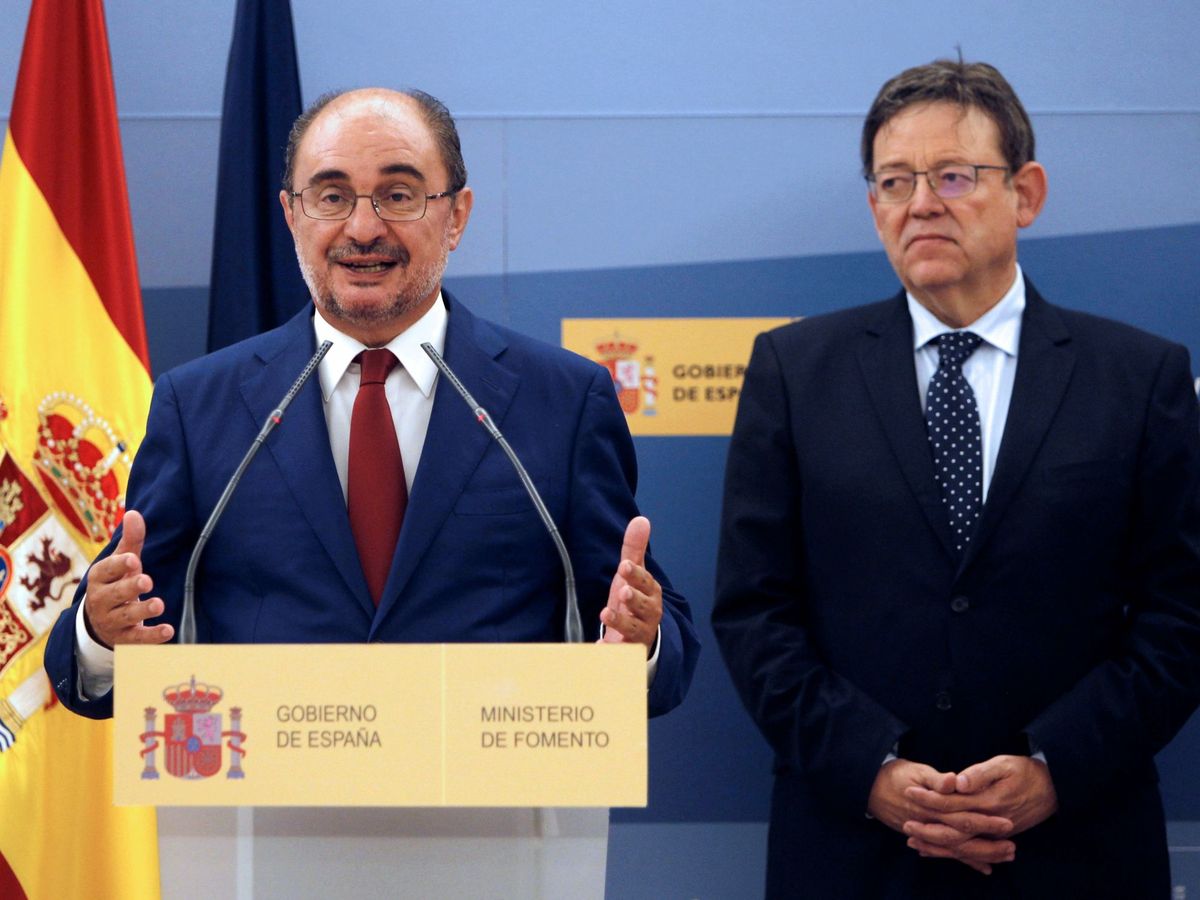 Foto: El presidente de Aragón, Javier Lambán, acompañado por el presidente de la Comunidad Valenciana, Ximo Puig. (EFE/Paolo Aguilar)