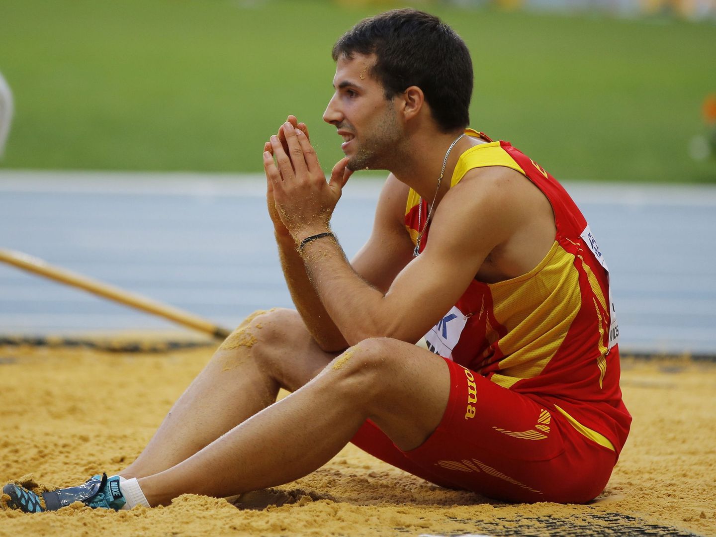Cáceres, tras quedarse fuera del podio en los Mundiales de Moscú 2013 por un centímetro. (EFE)